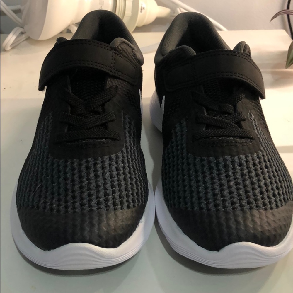 Nike Revolutions - Picture 5 of 5